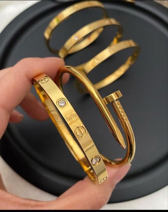 PACK OF 2 NAIL AND CARTIER BRACELET